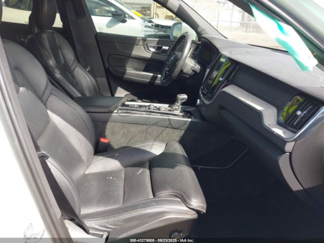 2018 VOLVO XC60 YV4A22RL7J1032833 Photo 4