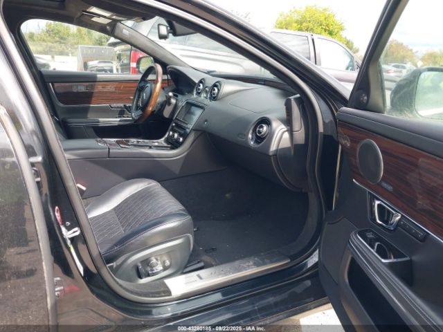 2017 JAGUAR XJ SAJWJ2GD4H8W04869 Photo 4