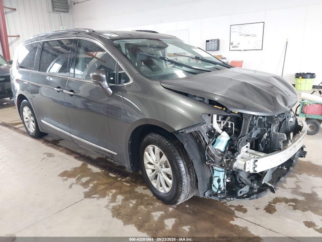 43281864 :رقم المزاد ، 2C4RC1EG1JR130256 vin ، 2018 Chrysler Pacifica Touring L Plus مزاد بيع