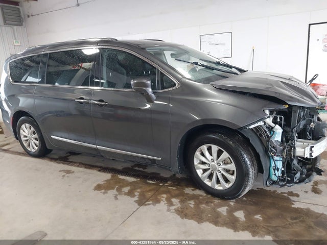 43281864 :رقم المزاد ، 2C4RC1EG1JR130256 vin ، 2018 Chrysler Pacifica Touring L Plus مزاد بيع