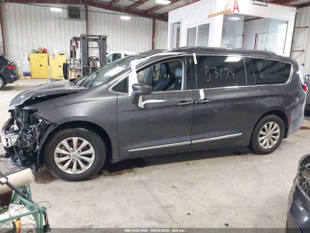 43281864 :رقم المزاد ، 2C4RC1EG1JR130256 vin ، 2018 Chrysler Pacifica Touring L Plus مزاد بيع