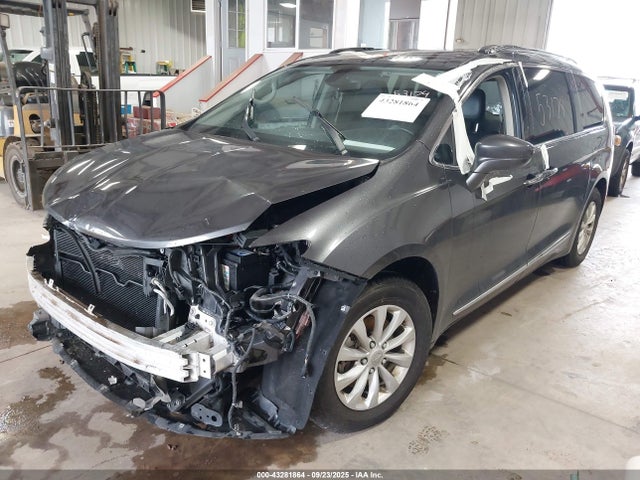 43281864 :رقم المزاد ، 2C4RC1EG1JR130256 vin ، 2018 Chrysler Pacifica Touring L Plus مزاد بيع