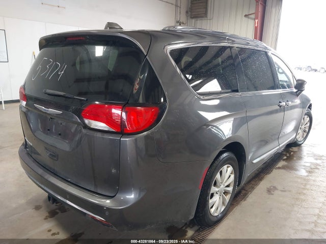43281864 :رقم المزاد ، 2C4RC1EG1JR130256 vin ، 2018 Chrysler Pacifica Touring L Plus مزاد بيع