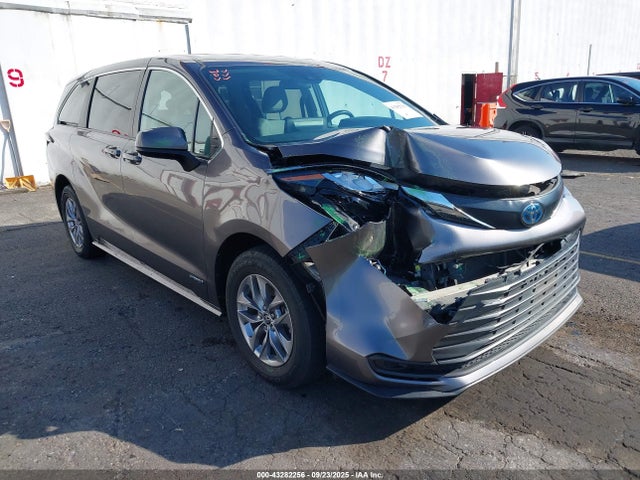 Toyota SIENNA LE 2021 5TDKRKEC2MS016247 main image