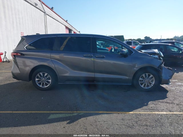 Toyota SIENNA LE 2021 5TDKRKEC2MS016247 Image 13