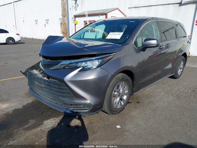 Toyota SIENNA LE 2021 5TDKRKEC2MS016247 Image 2