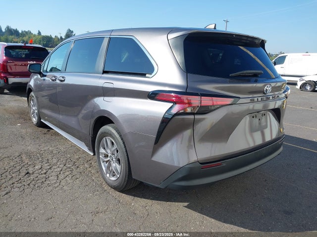 Toyota SIENNA LE 2021 5TDKRKEC2MS016247 Image 3