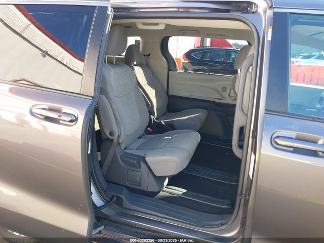 Toyota SIENNA LE 2021 5TDKRKEC2MS016247 Image 8