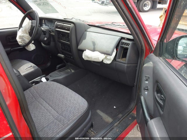 Продажа на аукционе авто 2001 Jeep Cherokee Sport, vin: 1J4FF48S01L586313, номер лота: 43282305