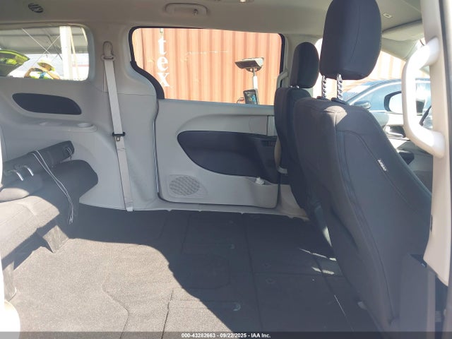 Chrysler 2019 2019 2C4RC1DG0KR561190 Image 8