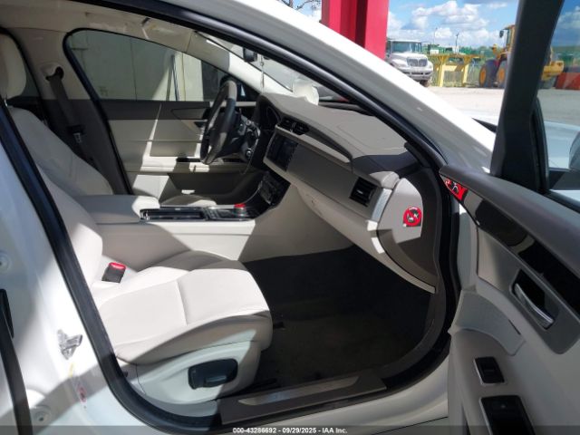 2017 JAGUAR XF SAJBD4BV4HCY33597 Photo 4