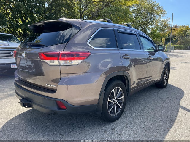 43290804 :رقم المزاد ، 5TDJZRFH4HS367780 vin ، 2017 Toyota Highlander Xle مزاد بيع
