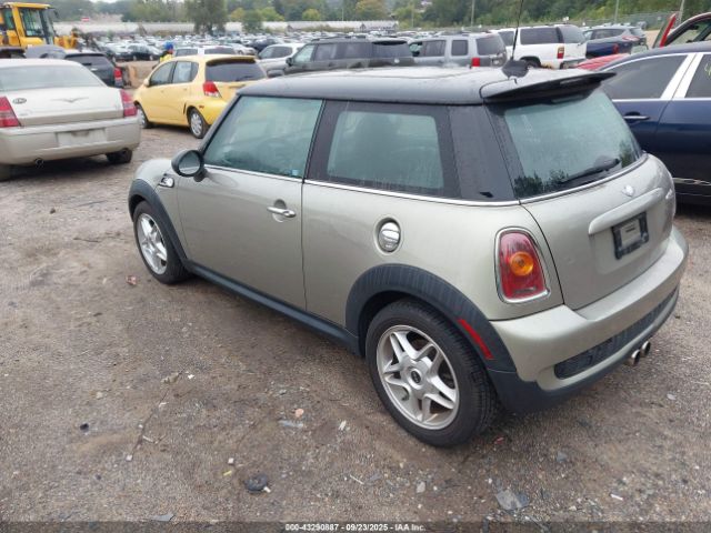 2010 MINI COOPER S WMWMF7C59ATZ70653 Photo 2