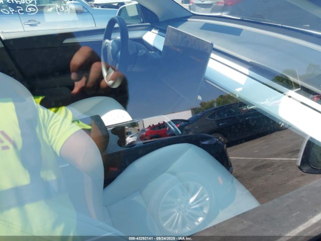 2023 TESLA MODEL Y 7SAYGDEE8PF633550 Photo 4