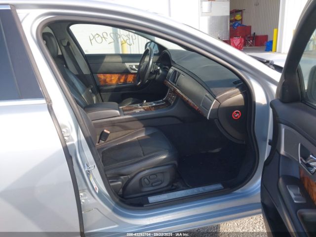 2010 JAGUAR XF SAJWA0GB7ALR54597 Photo 4