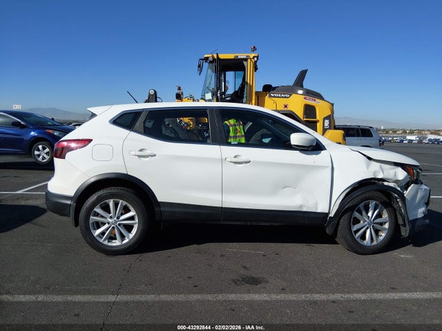 JN1BJ1CP2JW188719 Nissan Rogue Sport S