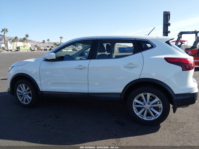 JN1BJ1CP2JW188719 Nissan Rogue Sport S