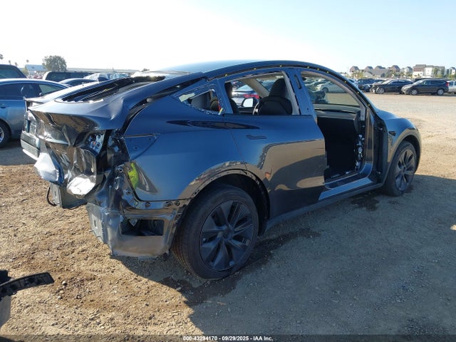2025 TESLA MODEL Y 7SAYGDED1SF245334 Photo 3