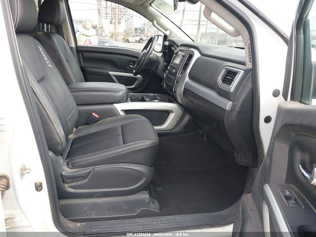 1N6AA1E55HN571068 Nissan 2017