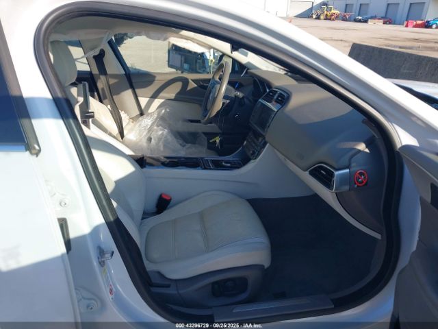 2017 JAGUAR XE SAJAE4BG7HA964092 Photo 4