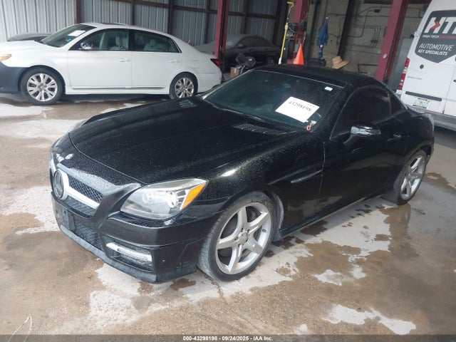 Mercedes-Benz SLK-Class 2016 WDDPK3JA6GF119637 Image 2