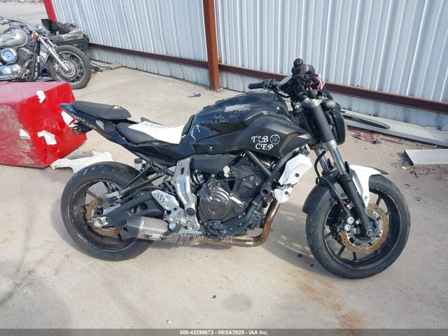 Yamaha FZ07 2016 JYARM06E1GA007618 Image 12