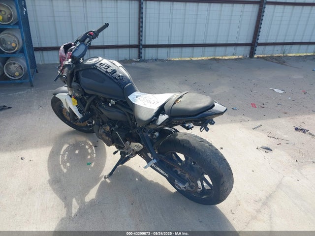 Yamaha FZ07 2016 JYARM06E1GA007618 Image 3