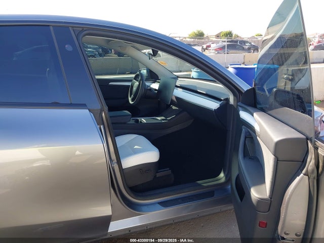 2025 TESLA MODEL Y 7SAYGDEE5SF297221 Photo 4