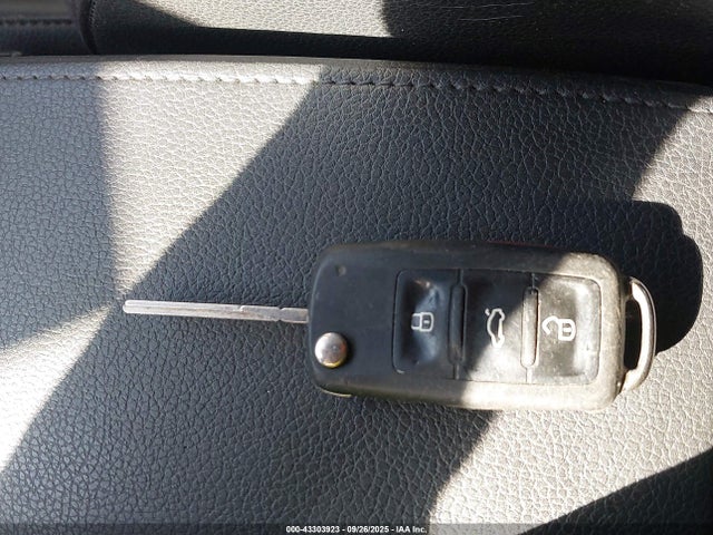 3VWB67AJ5JM207275 Volkswagen Jetta 1.4t Se/1.4t Wolfsburg Edition