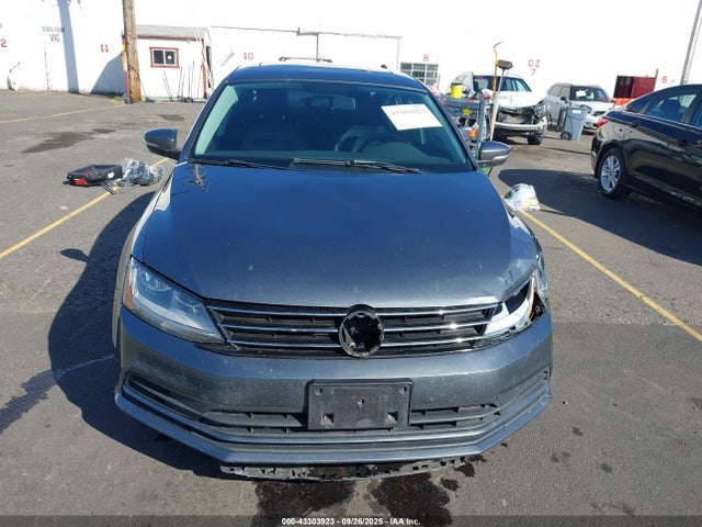 3VWB67AJ5JM207275 Volkswagen Jetta 1.4t Se/1.4t Wolfsburg Edition
