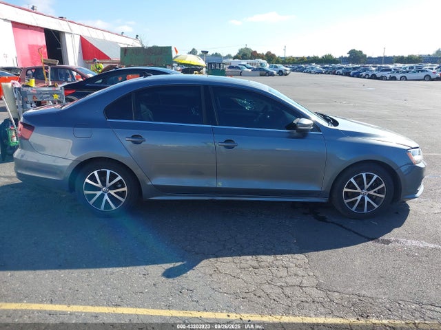 3VWB67AJ5JM207275 Volkswagen Jetta 1.4t Se/1.4t Wolfsburg Edition