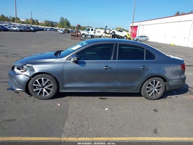 3VWB67AJ5JM207275 Volkswagen Jetta 1.4t Se/1.4t Wolfsburg Edition