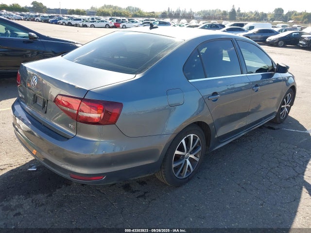 3VWB67AJ5JM207275 Volkswagen Jetta 1.4t Se/1.4t Wolfsburg Edition