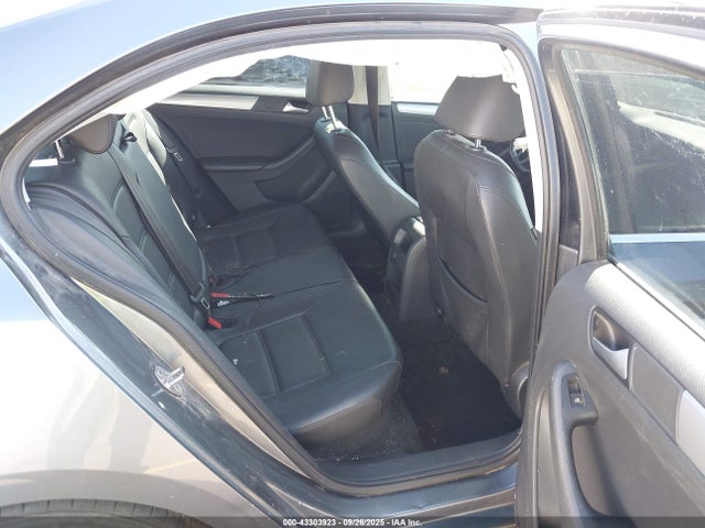 3VWB67AJ5JM207275 Volkswagen Jetta 1.4t Se/1.4t Wolfsburg Edition