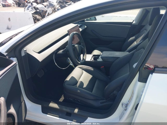2025 TESLA MODEL 3 5YJ3E1EA7SF024855 Photo 4