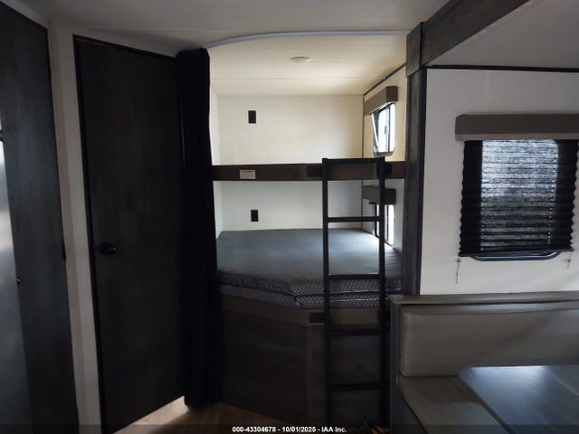 43304678 :رقم المزاد ، 4YDTH1M23N7245605 vin ، 2022 Keystone 272bh مزاد بيع