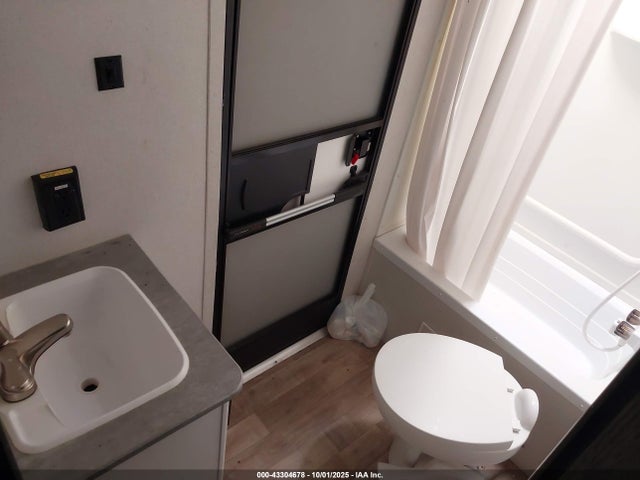 43304678 :رقم المزاد ، 4YDTH1M23N7245605 vin ، 2022 Keystone 272bh مزاد بيع
