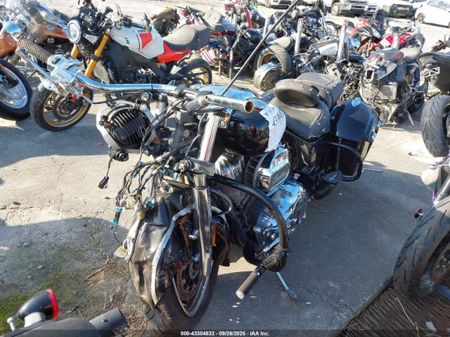 2018 INDIAN MOTORCYCLE CO. CHIEFTAIN 56KTFAAA1J3361420 Photo 1