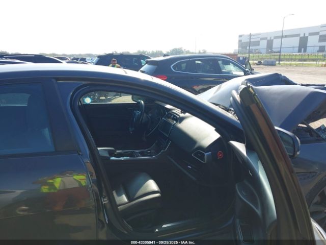 2017 JAGUAR XE SAJAE4BV3HA972155 Photo 4