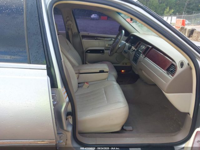 2004 LINCOLN TOWN CAR 1LNHM81WX4Y662048 Photo 4