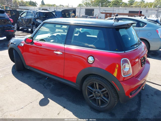 2011 MINI COOPER S WMWSV3C55BTY13612 Photo 2