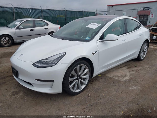 5YJ3E1EB2JF112221 Tesla 2018
