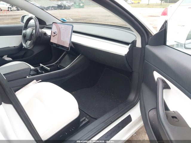 5YJ3E1EB2JF112221 Tesla 2018