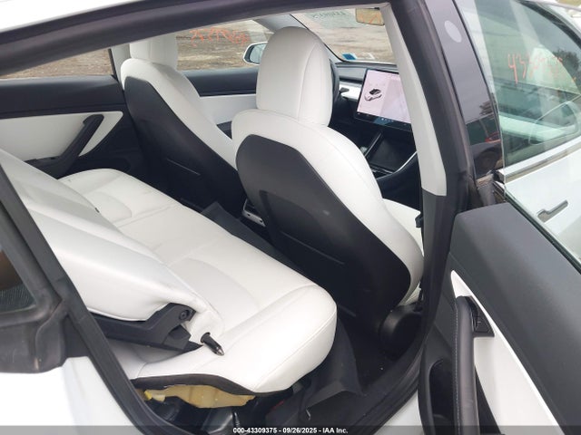 5YJ3E1EB2JF112221 Tesla 2018