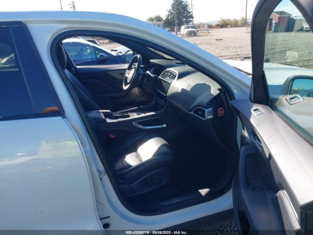 2017 JAGUAR F-PACE SADCM2BV8HA899030 Photo 4