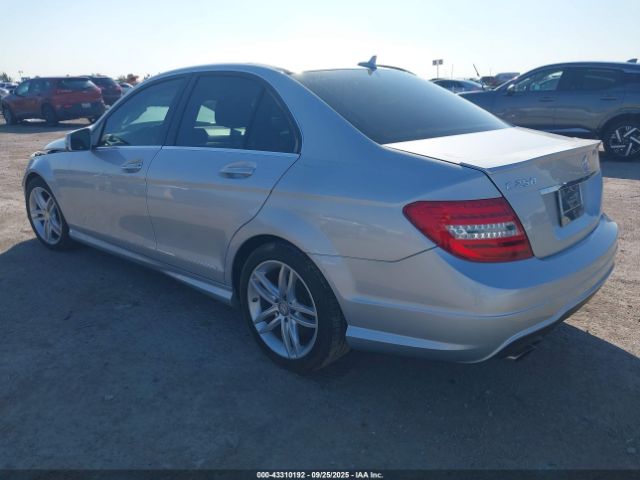 2013 MERCEDES-BENZ C 250 WDDGF4HB2DR301287 Photo 2