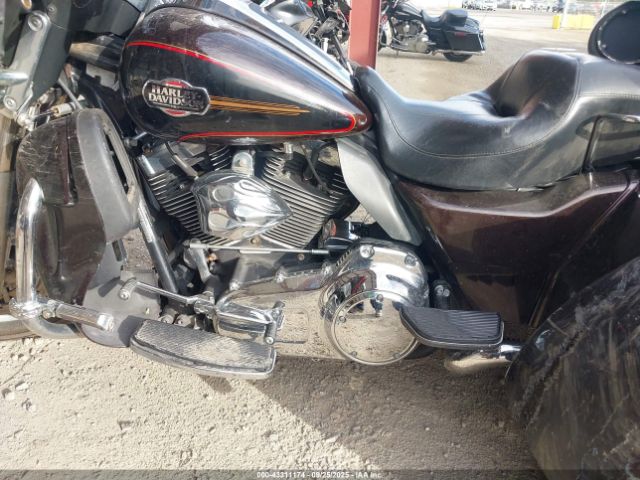 2011 HARLEY-DAVIDSON FLHTCUTG 1HD1MAM12BB856164 Photo 8