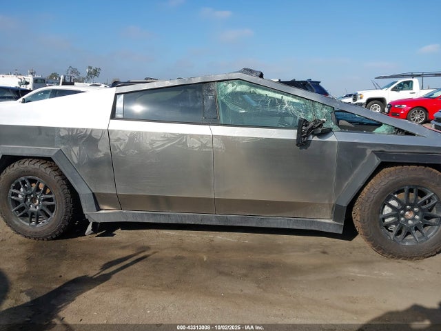 Tesla Cybertruck 2024 7G2CEHED0RA040175 Image 13