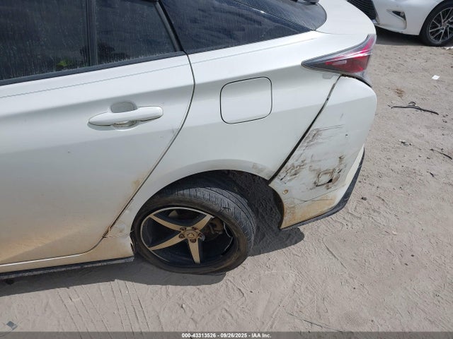 Toyota Prius Three Touring 2017 JTDKARFU1H3537359 Image 6