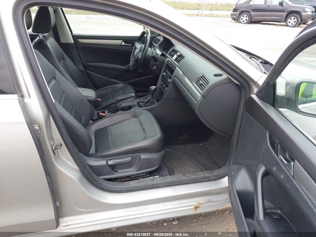 1VWAT7A31EC048963 Volkswagen Passat